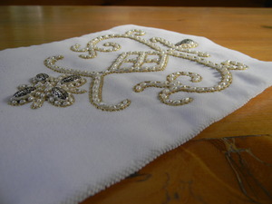 Белый шитье жемчугом с серебрянными дробницами  (10)